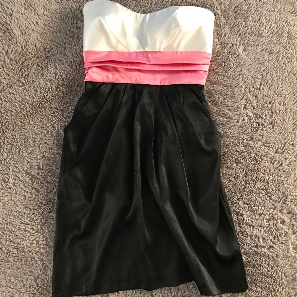 Timeless and simple, strapless cocktail