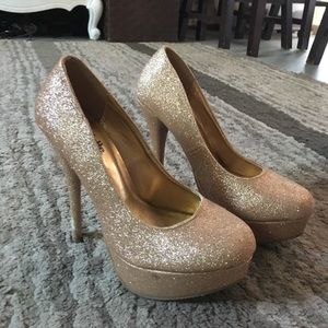 Gold glitter pumps
