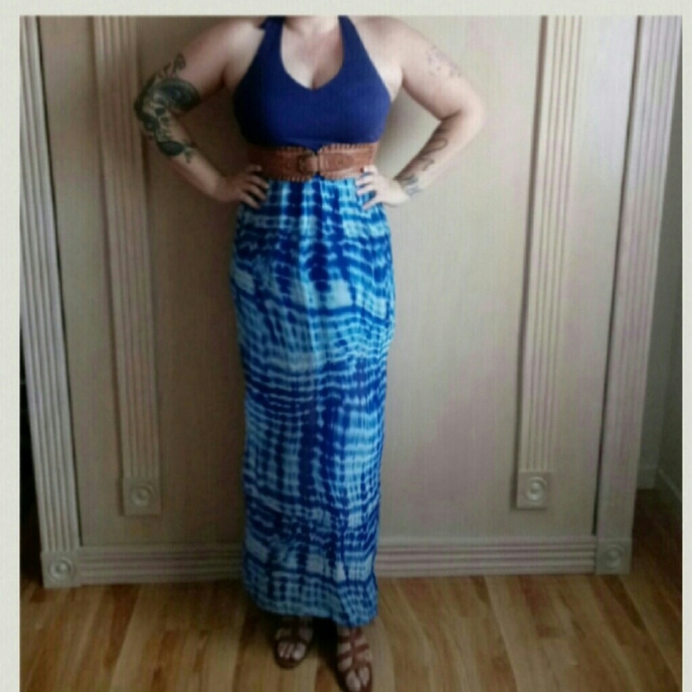 Sz Large. Could fit XL .Blue tie dye halter dress