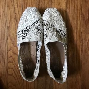 Creme crochet Toms!