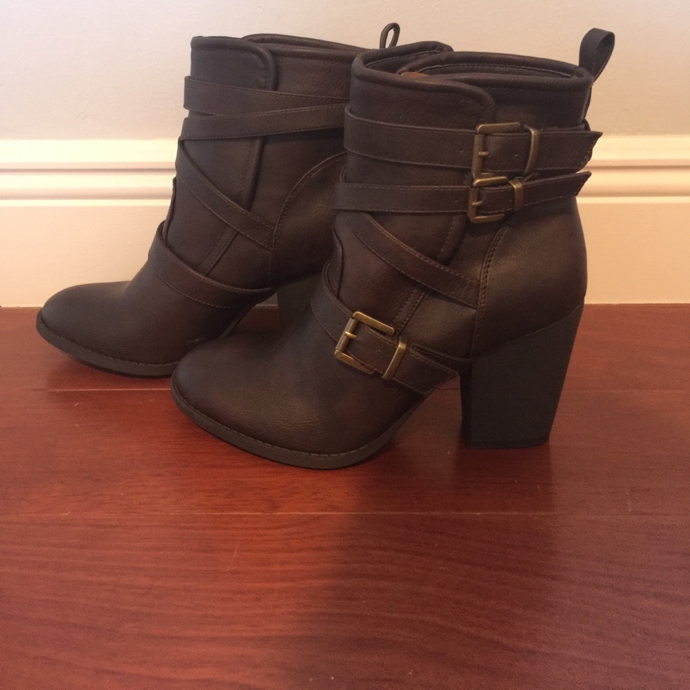 •BRAND NEW• Raelyn Bootie- Brown, Size 10