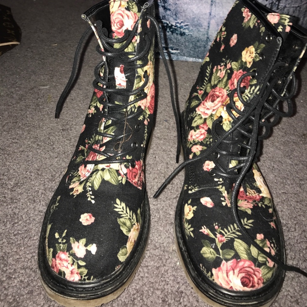 Flower combat boots