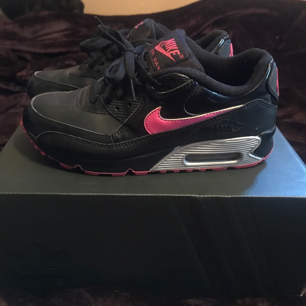 Black pink youth size 5.5 air max