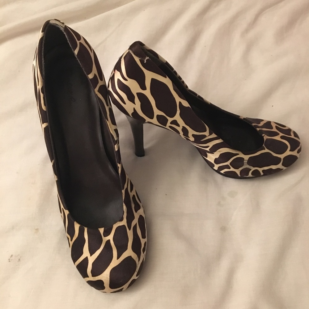 Size 8 Charlotte Russe Giraffe Printed Pumps