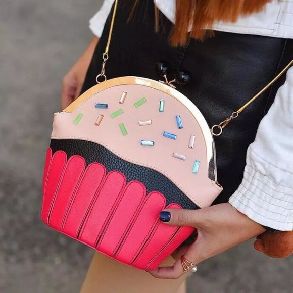 Handbags - 🛍ONLY ONE🛍 Adorable Cupcake Snap Messenger Bag