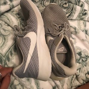 7.5 GRAY AND WHITE NIKE TANGENT