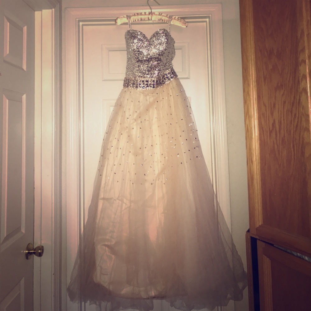 Strapless formal dress