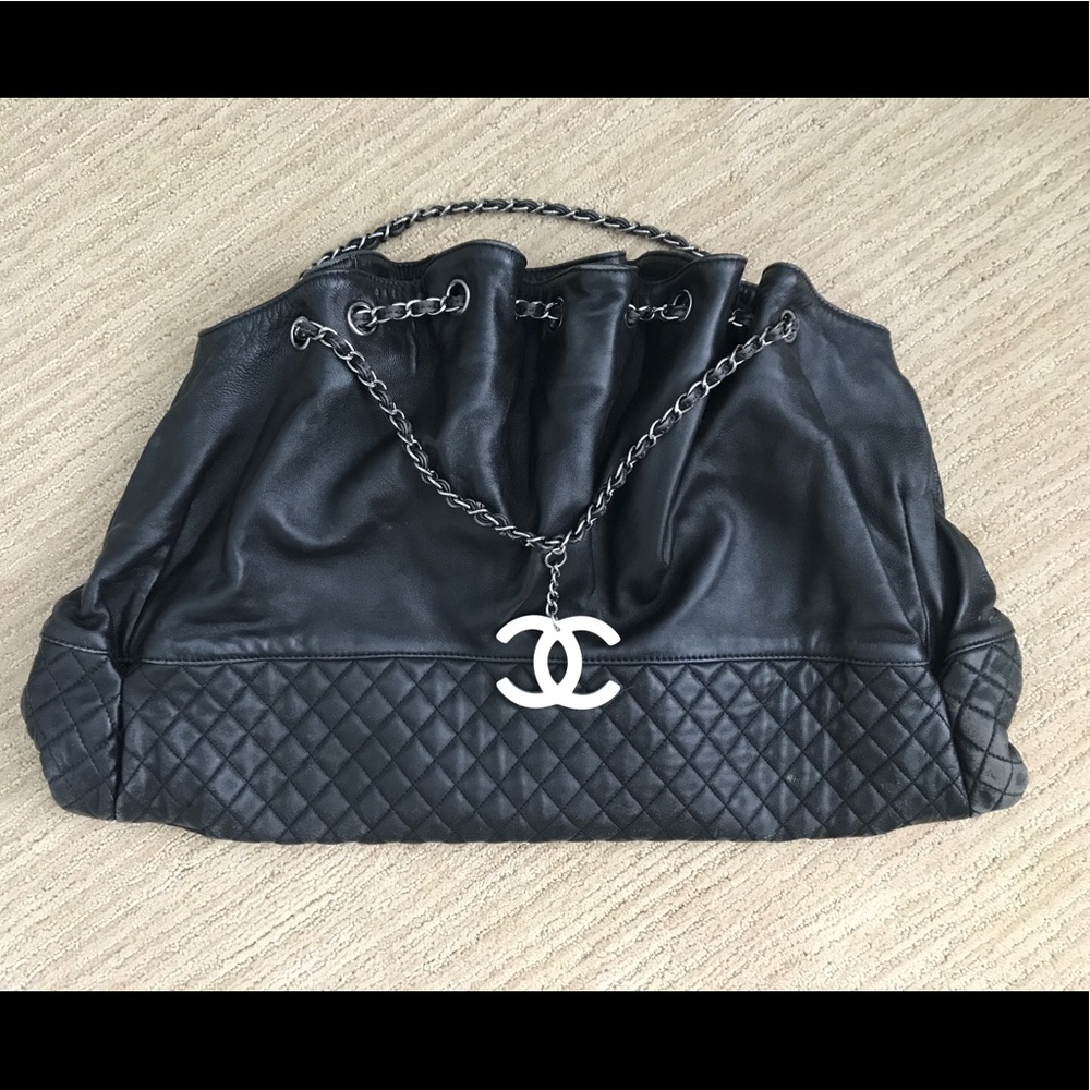 Chanel Black quilted leather Purse