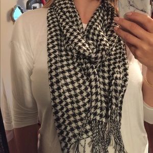 Fall/winter houndstooth scarf