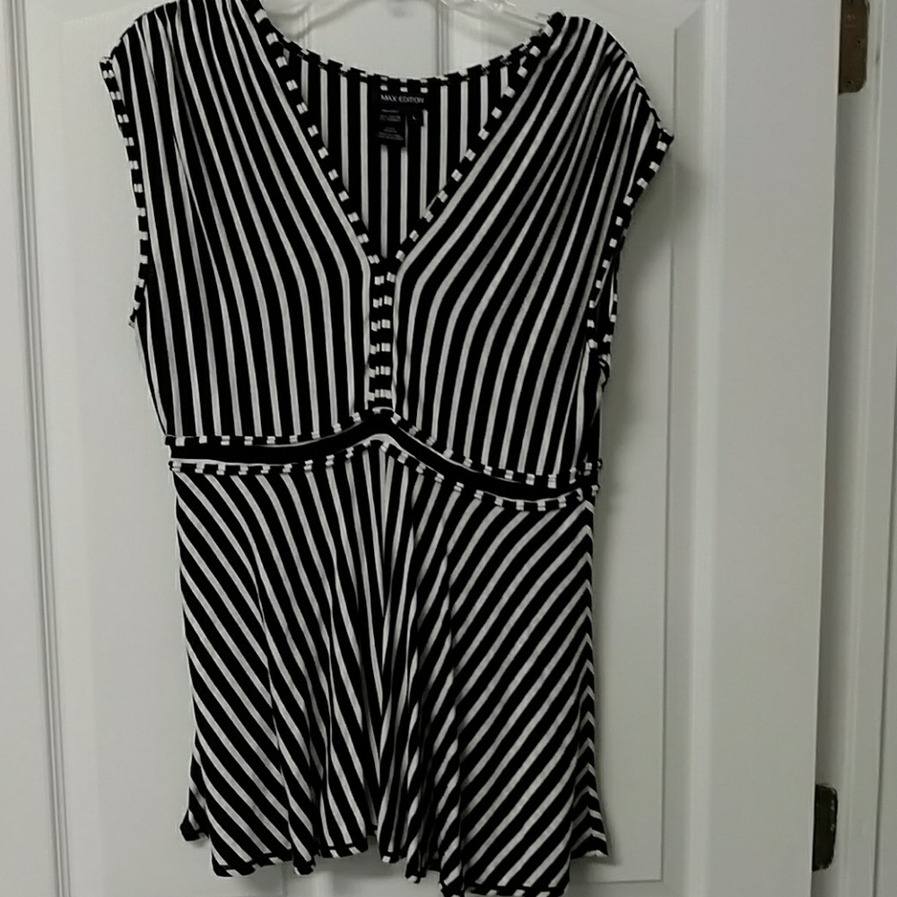 Soft black/white sleveless top - great condition