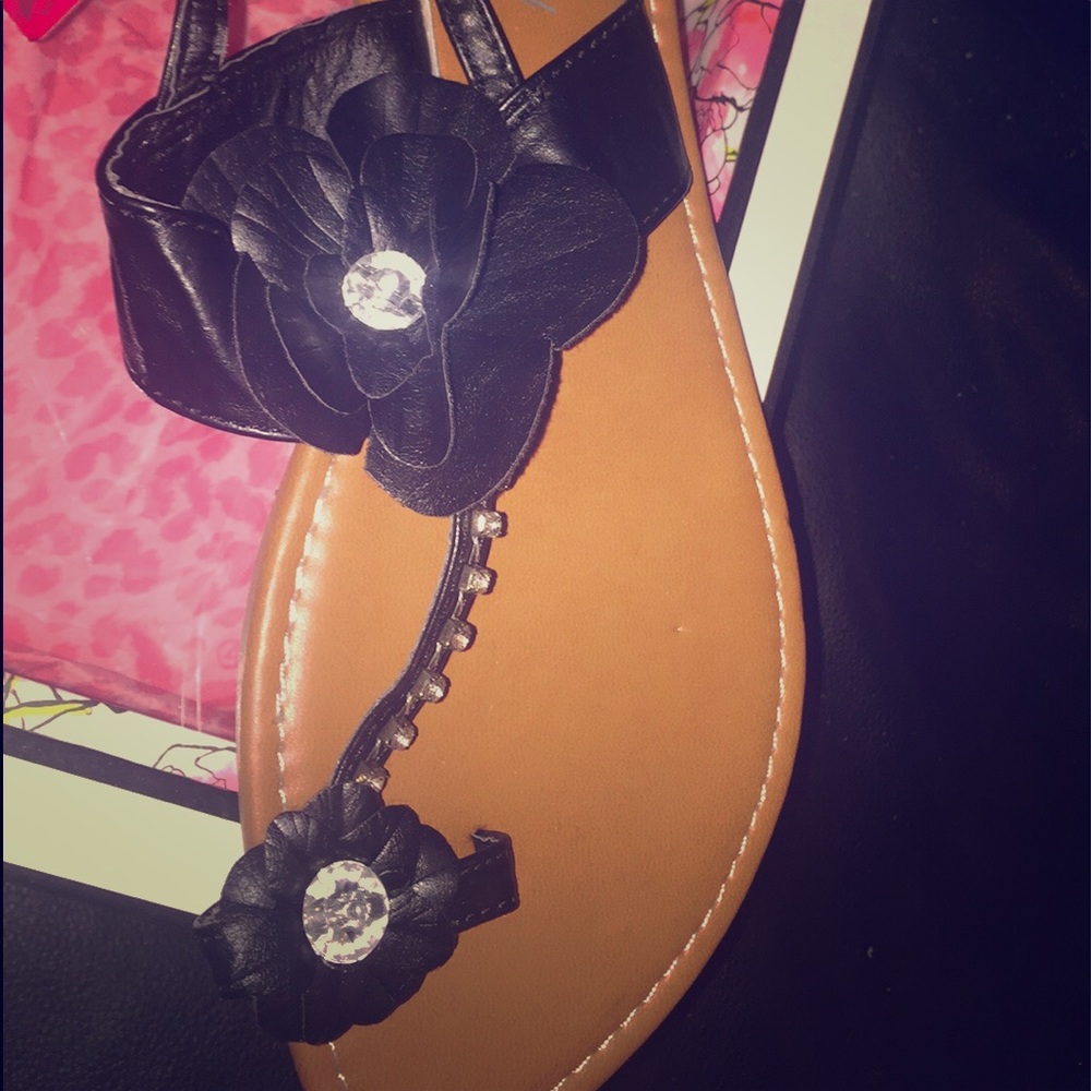 New Size 8 Sandals With Flowers And Rhinestones.