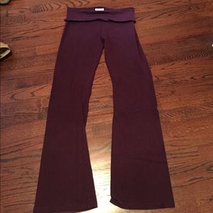 Maroon ruffle trim yoga pant