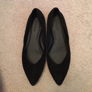 Black pointed ballet flats