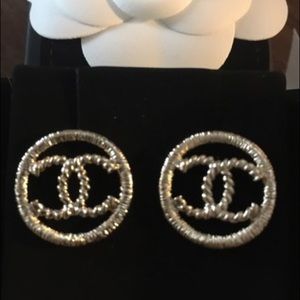 CHANEL Classic CC good earrings