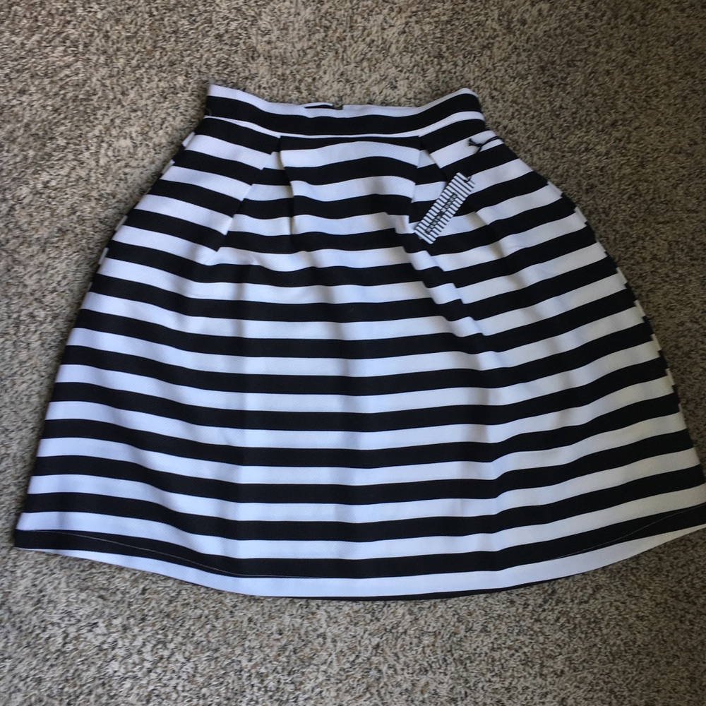 Cute striped skirt with inverted pleats! Junior XL