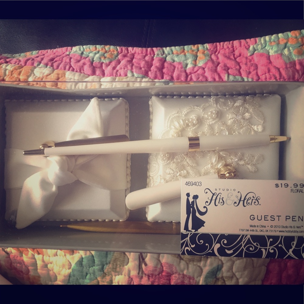 His and hers wedding guest pens. Like new. Used 1x