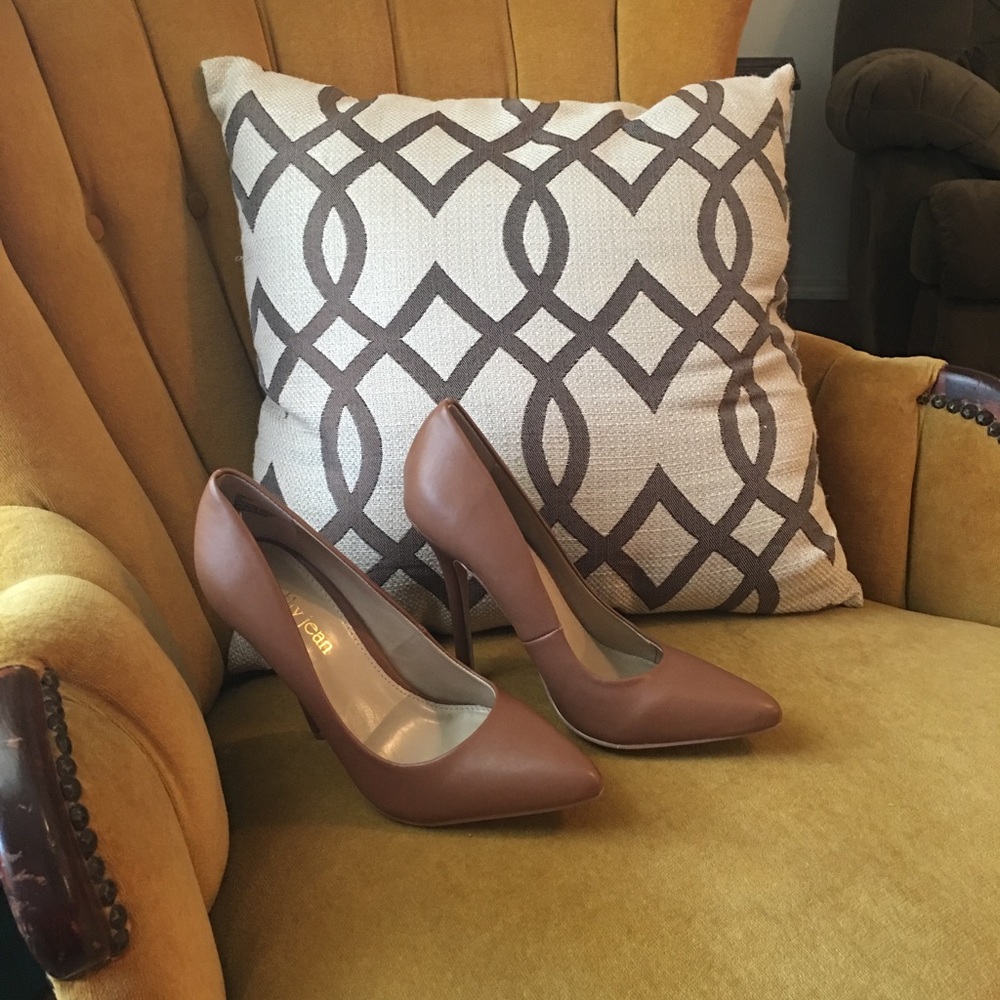 Leather pumps. Size 7.