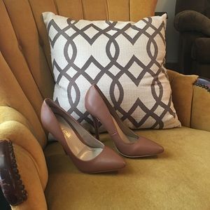 Leather pumps. Size 7.