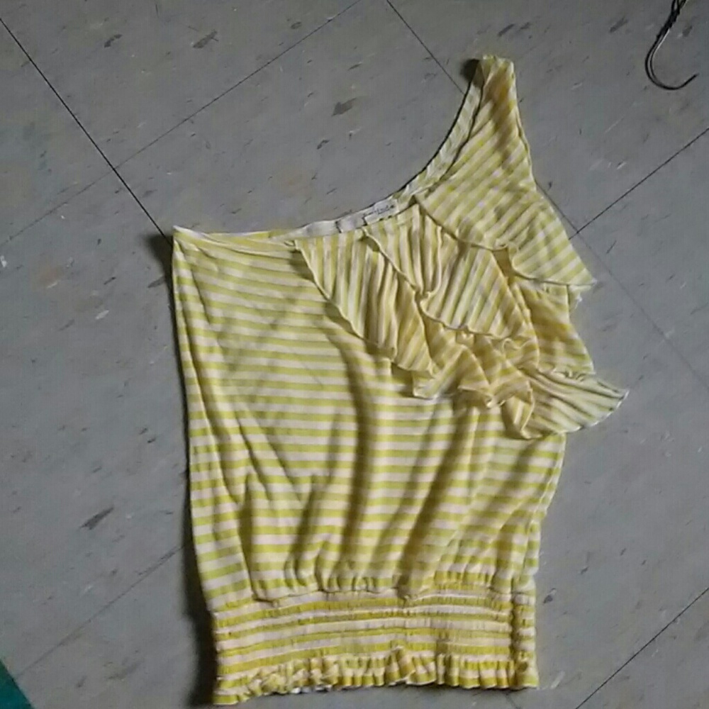 One shoulder yellow stripe shirt