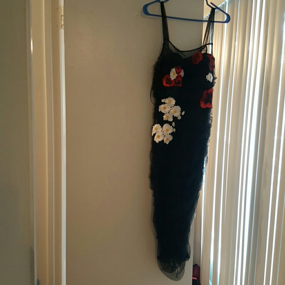 A midi dress look like zara.