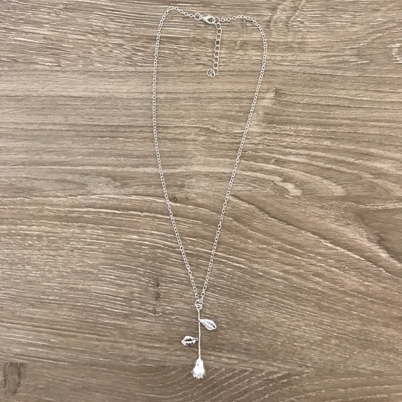 Delicate rose necklace - Picture 2 of 2