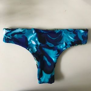 Cheeky reversible bikini bottoms