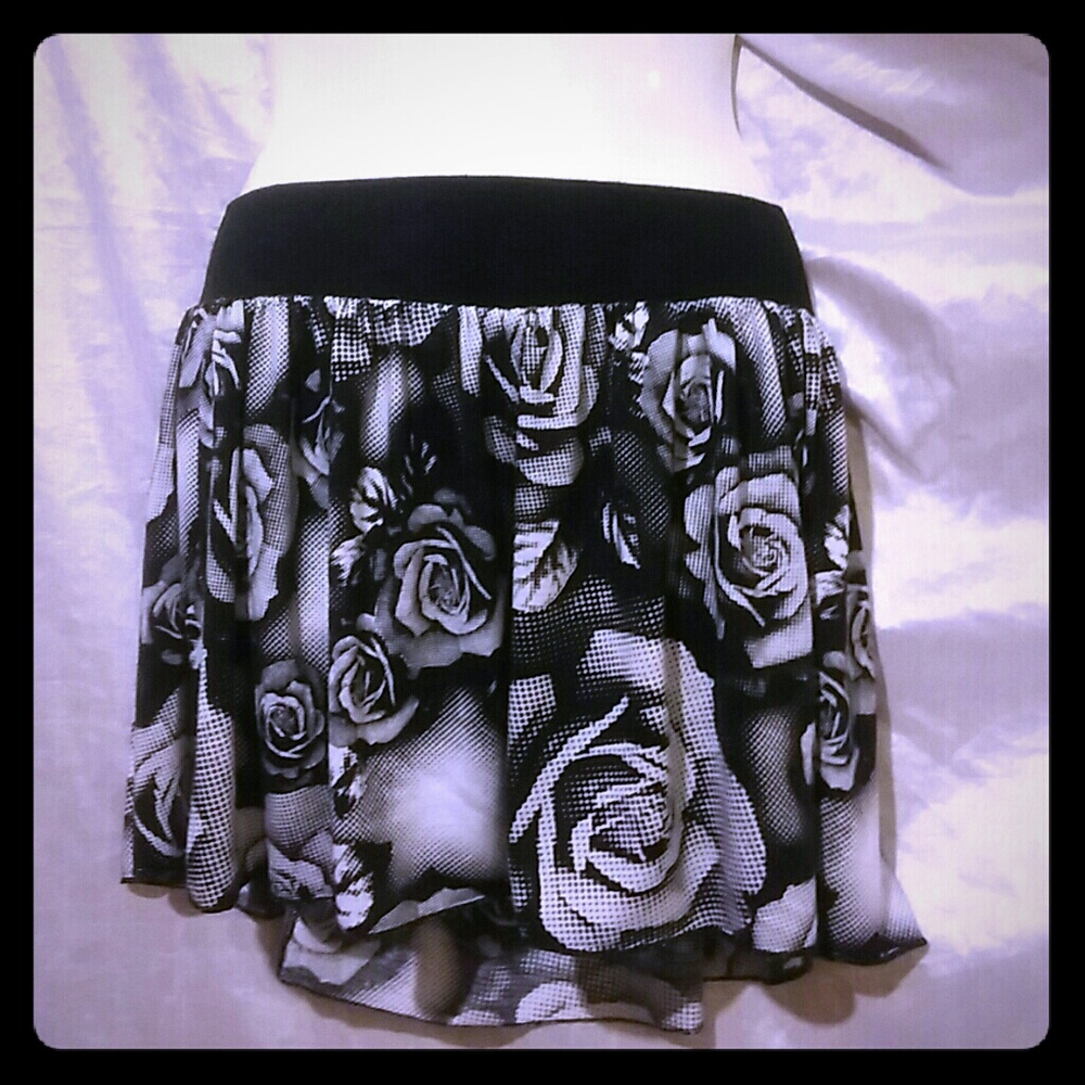Fleurish black and white skirt