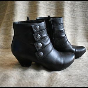 DANSKO BLACK LEATHER BOOTIE SZ38
