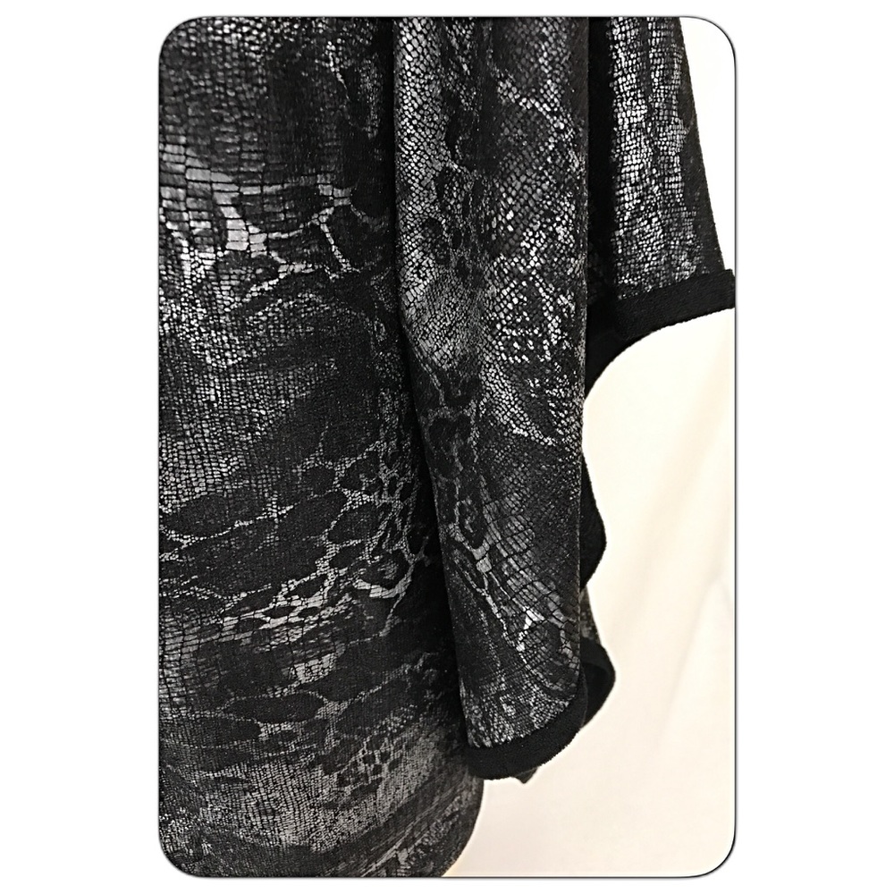 Stunning Flutter Sleeve Silver Black Top SM - Picture 7 of 8