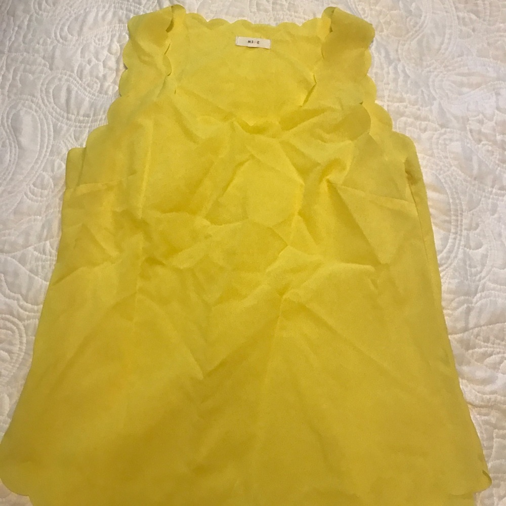 Yellow scallop top