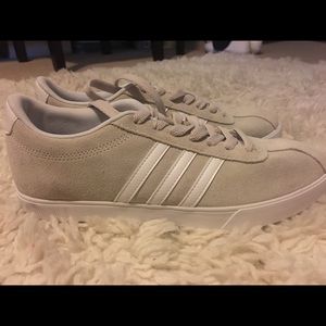 TAN ADIDAS SUPERSTARS