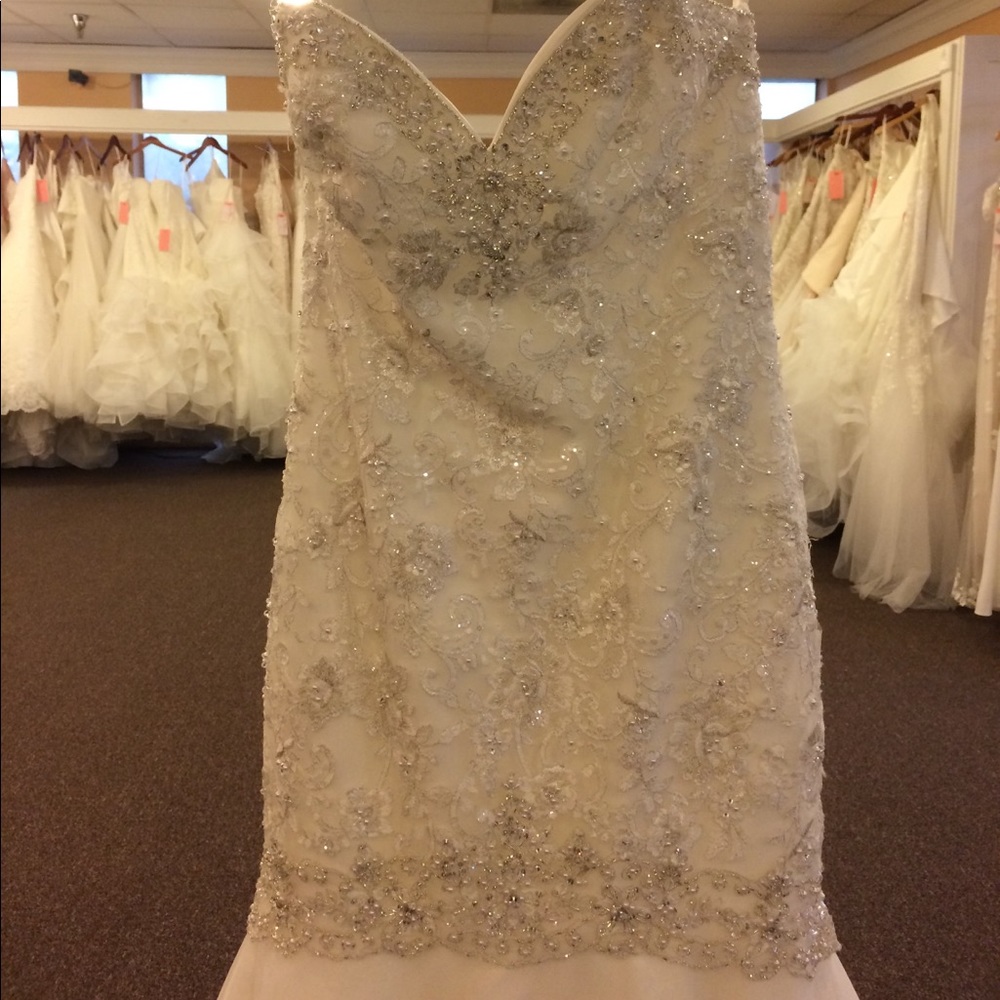 Wedding dress - Picture 2 of 5
