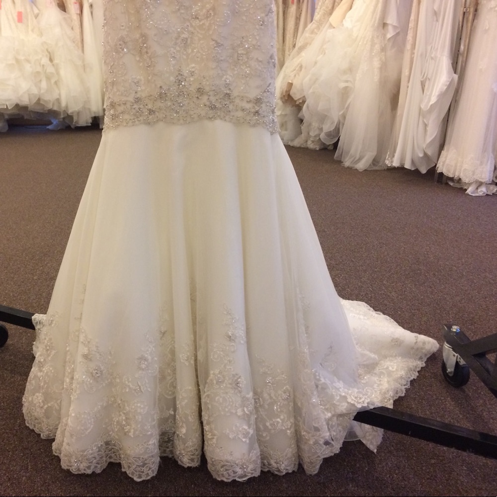 Wedding dress - Picture 3 of 5