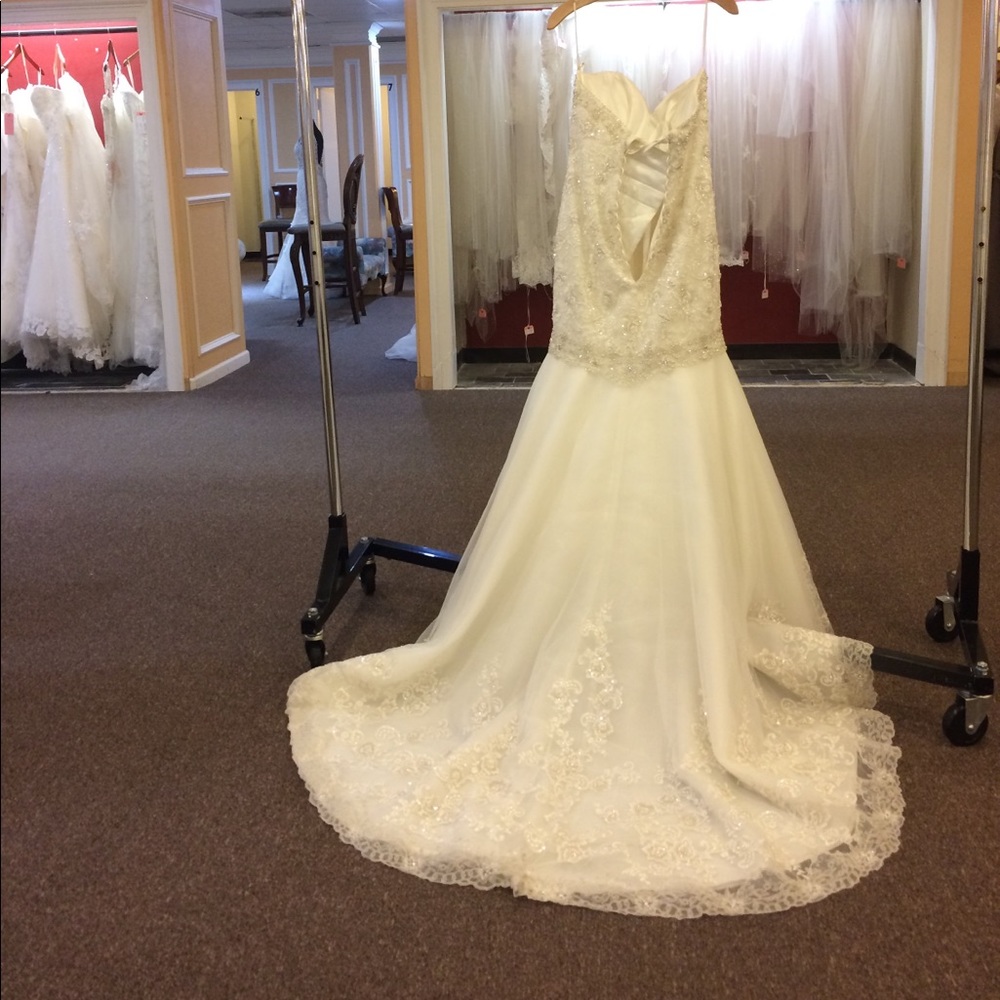 Wedding dress - Picture 4 of 5