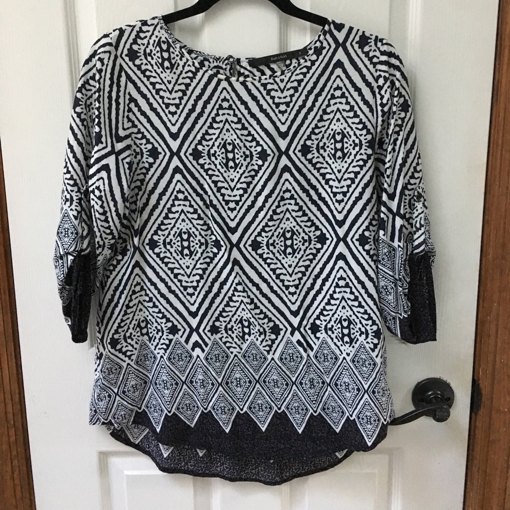 Black and white 3/4 sleeve blouse.