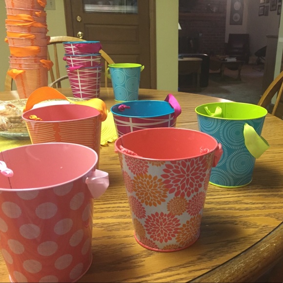 Metal pails. - Picture 1 of 5