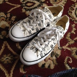 Pineapple print converse women's size: 8.5