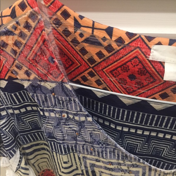 Cute Sublimated aztec T-shirt w/crinkle print - Picture 3 of 6