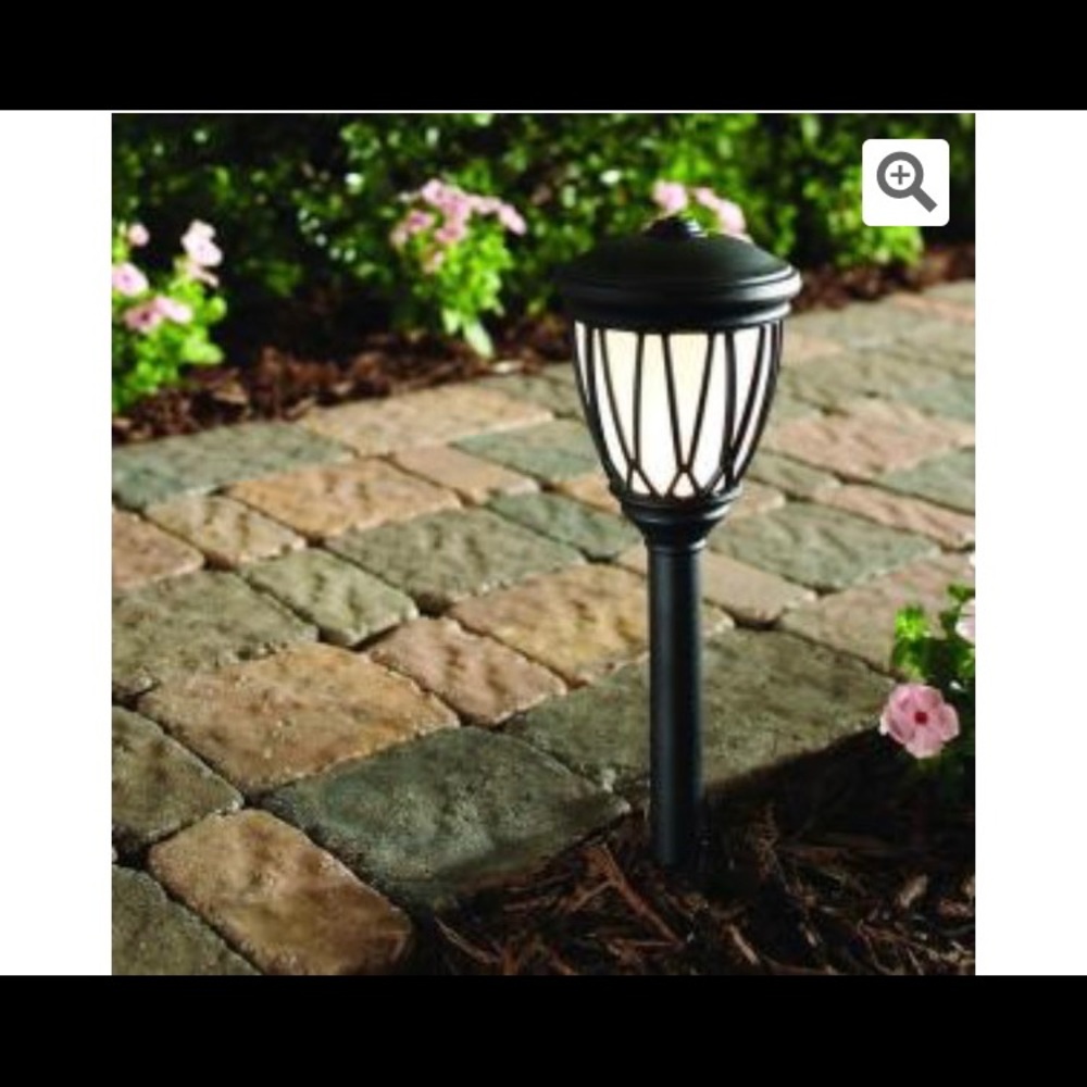 Outdoor pathway lighting