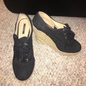 Close toed, laced wedges