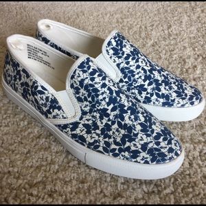 GAP blue floral slide on canvas shoes