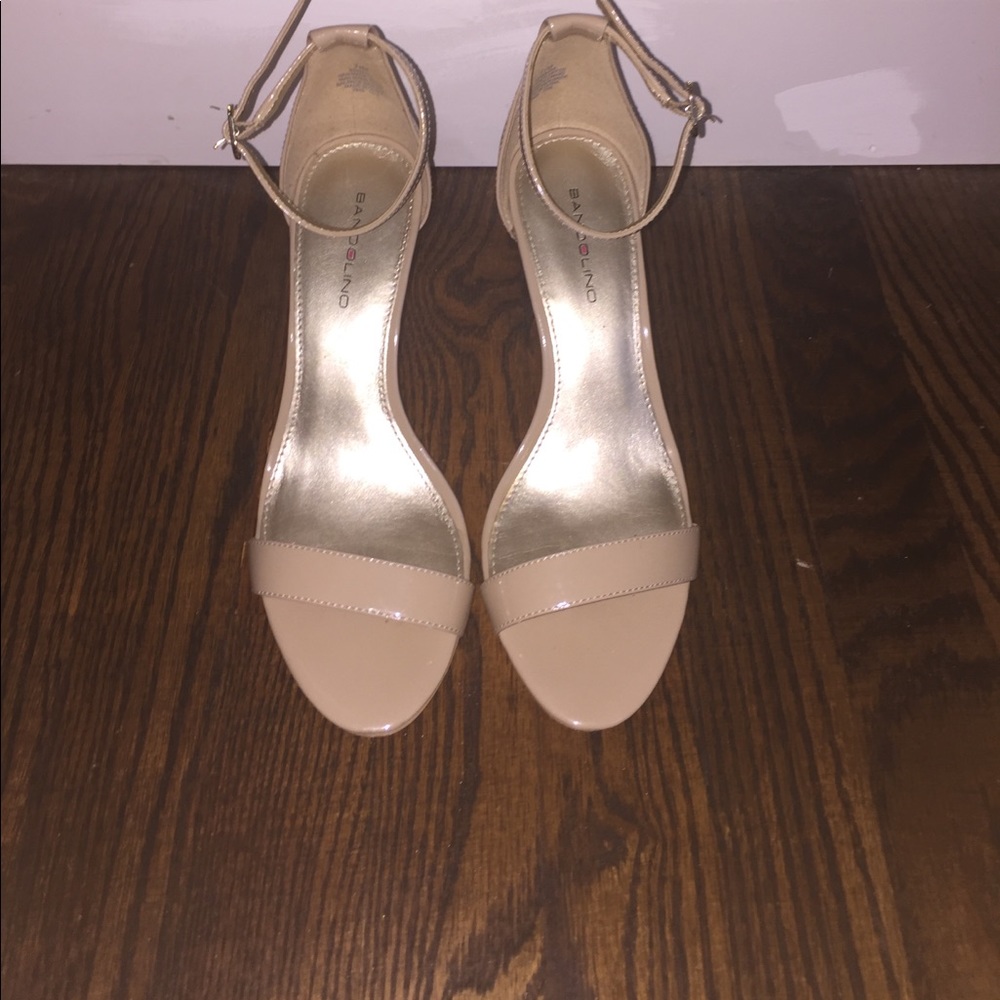 Size 7 tan heel. Super cute