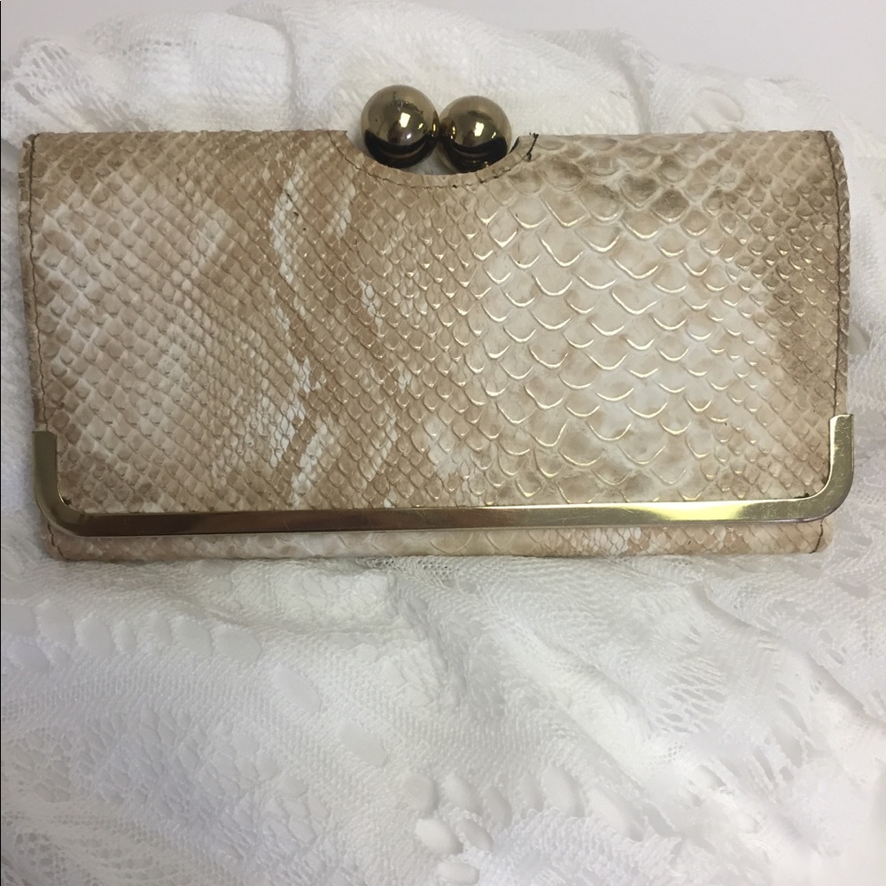 FAUX SNAKESKIN WALLET.