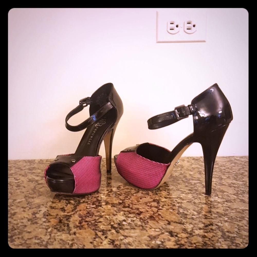 Rock Republic Peekaboo Pumps