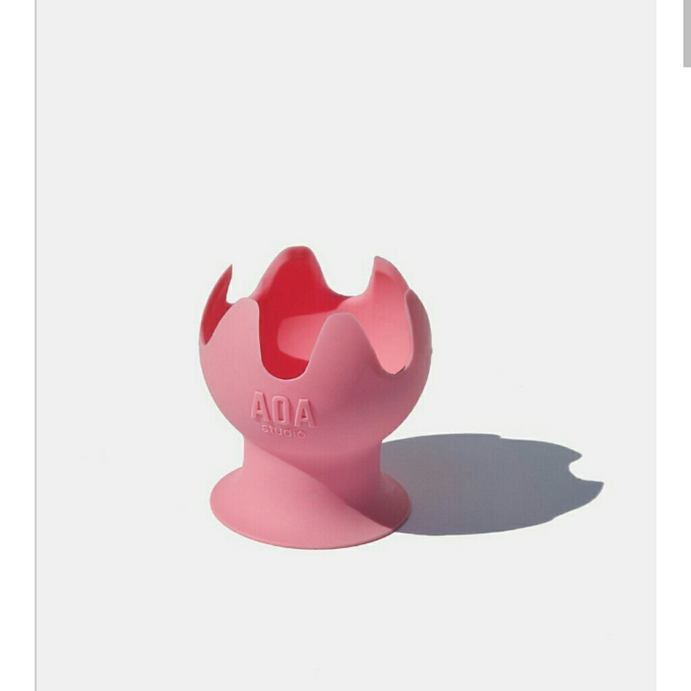 Sponge holder plus a sponge and makeup wipes