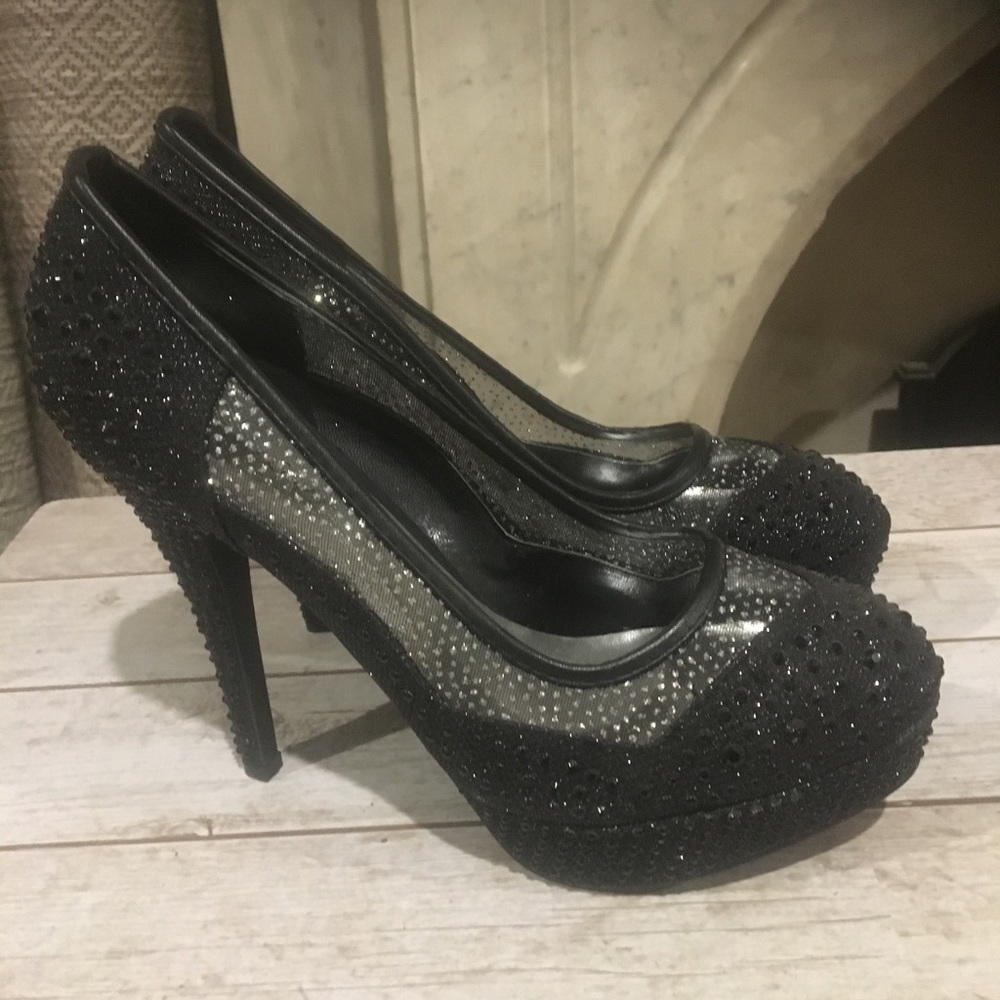 Black pumps