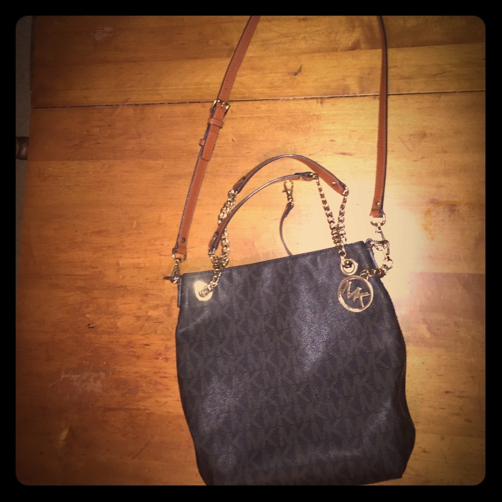 i'm selling my micheal kors cross body bag