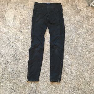Black jeggings with stitching details and zippers