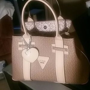 AWESOME DEAL! NICE! clean almost new guess purse