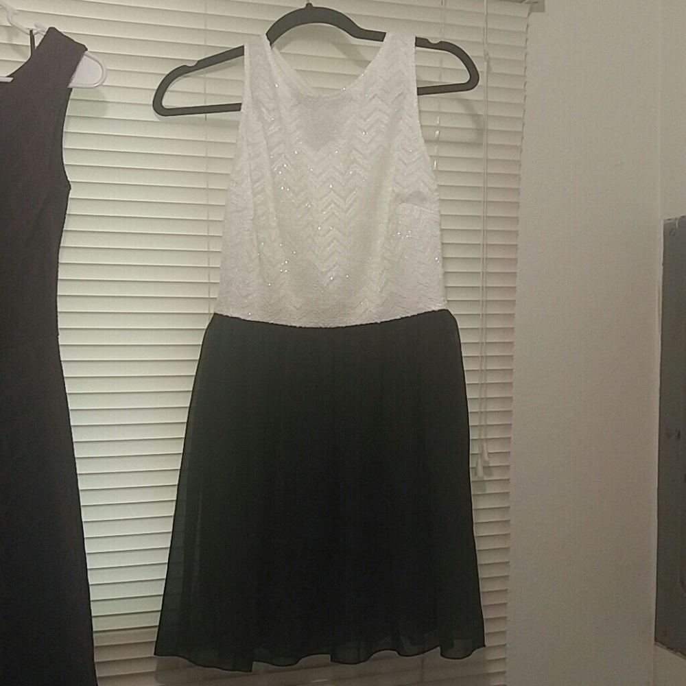 **final price** White sparkle dress zips up back